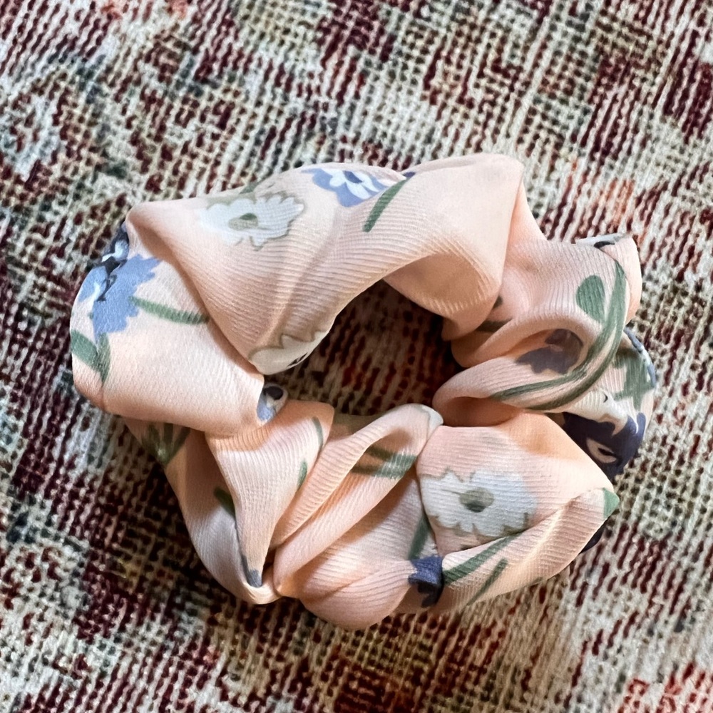 Cute floral scrunchie 💕